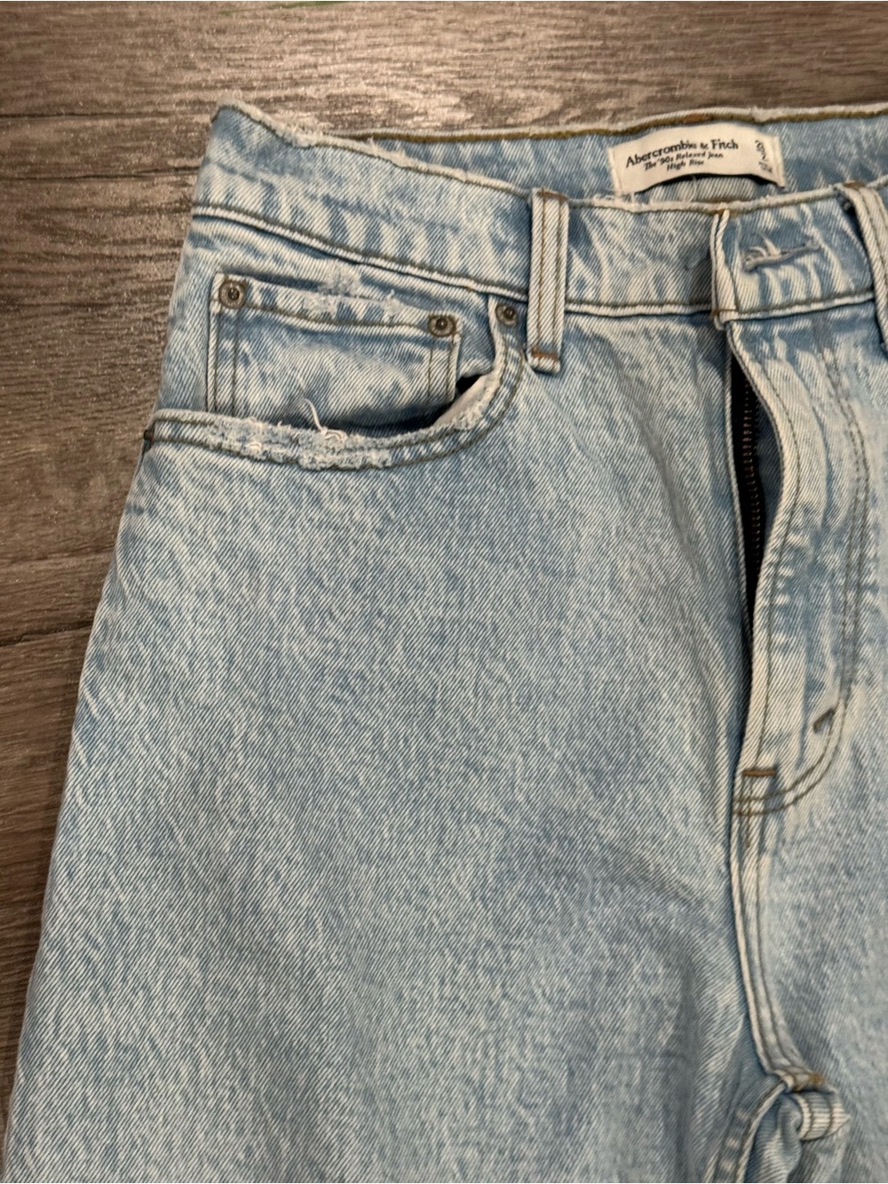 Abercrombie 90s Relaxed High Rise Light Wash Jeans 26R - Picture 3 of 15